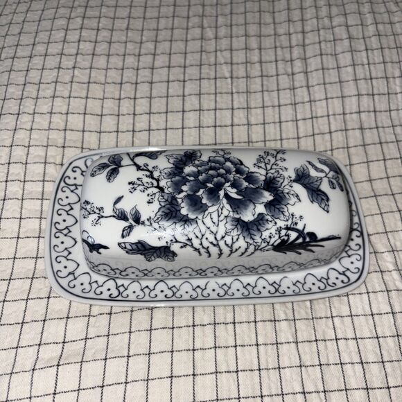 Hung Arts Blue White Floral Ceramic Butter Dish with Lid Made In Hong Kong - Picture 1 of 16